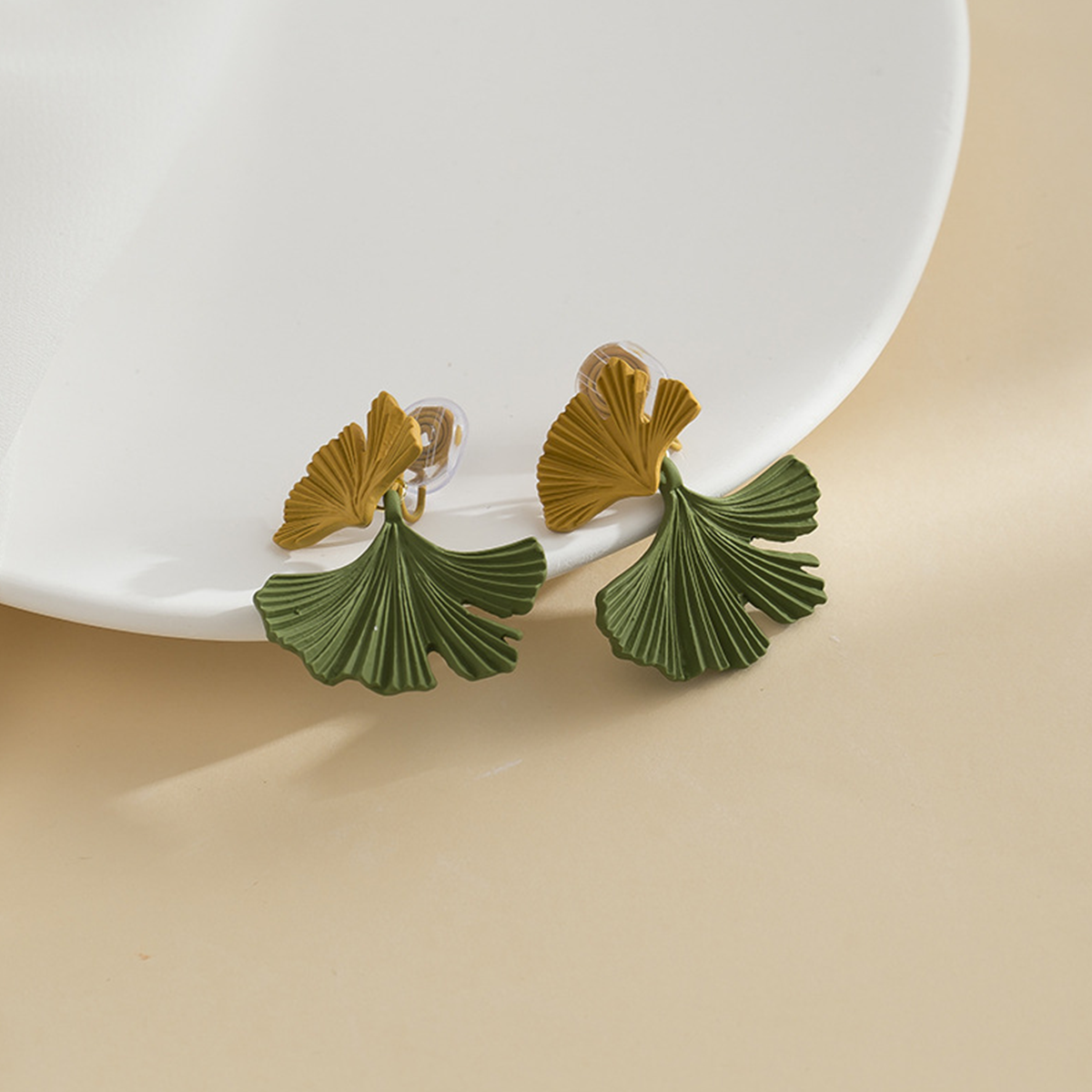 Retro Ginkgo Leaf Contrasting Earrings