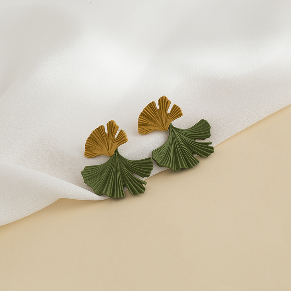 Retro Ginkgo Leaf Contrasting Earrings
