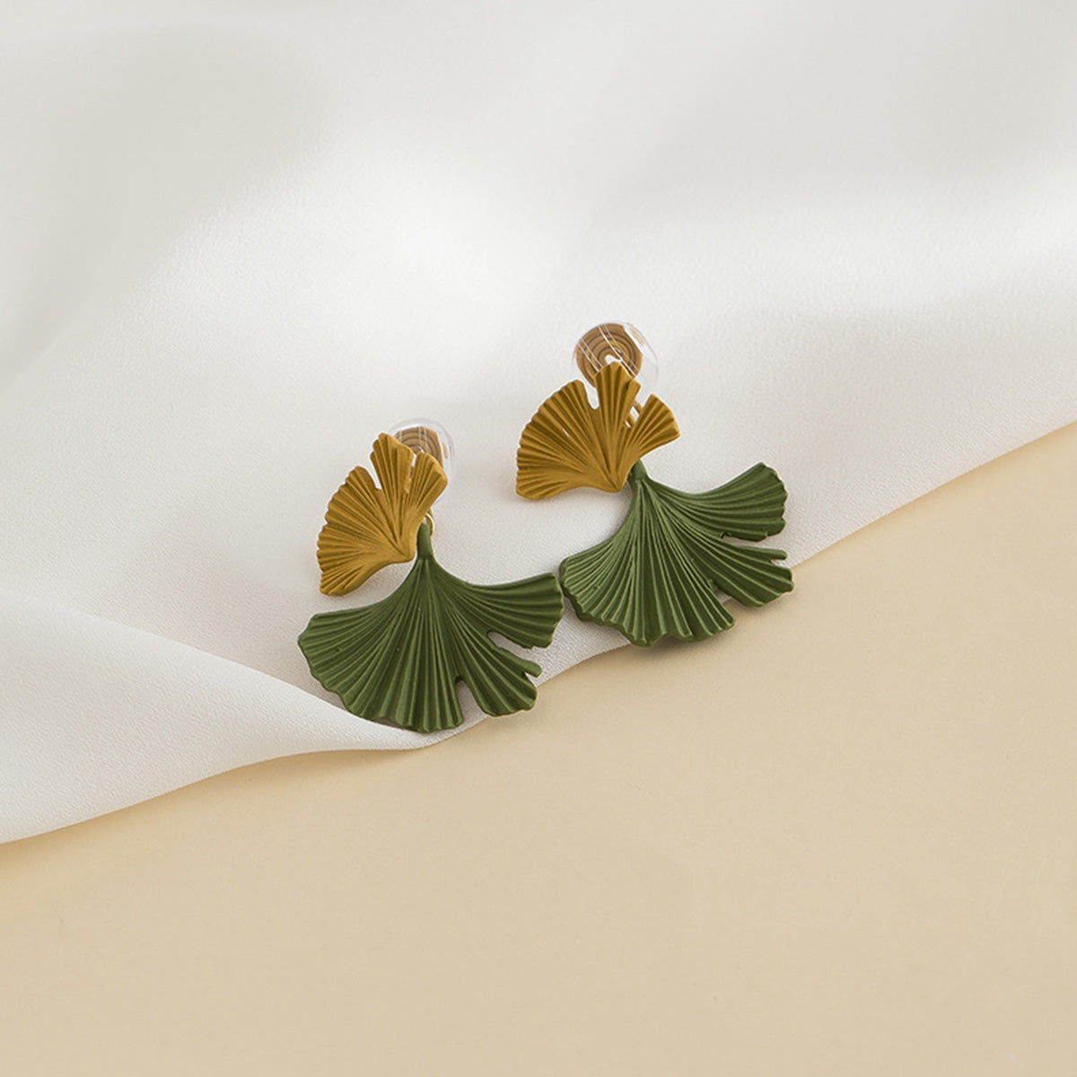 Retro Ginkgo Leaf Contrasting Earrings